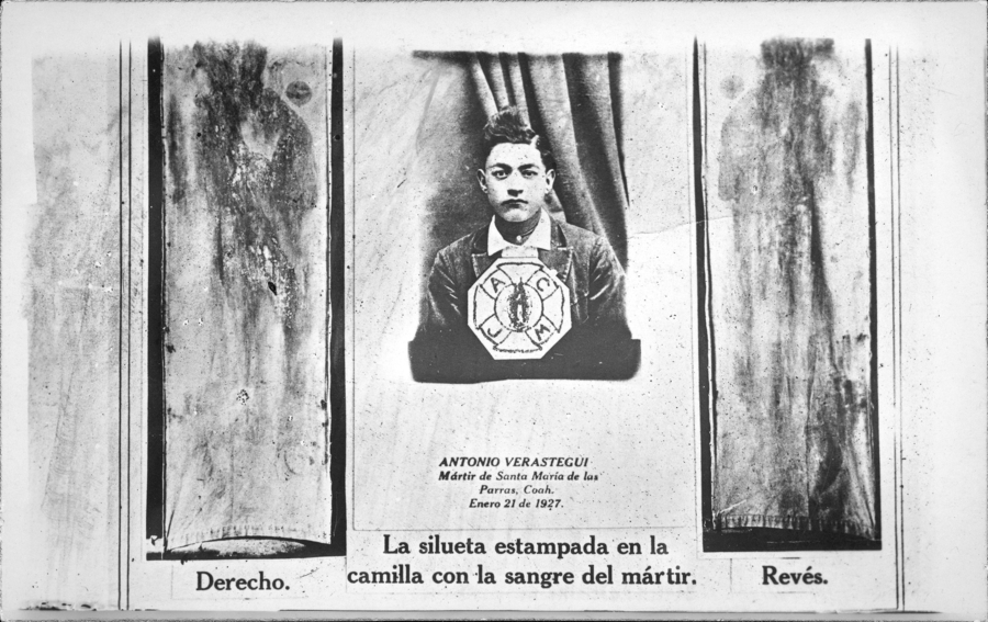 A black and white postcard displays a portrait of a young man Antonio Verástegui with the ACJM logo on his chest. He is flanked by two photos of stained sheets of cloth. The caption reads, "La silueta estampada en la camilla con la sangre del mártir."